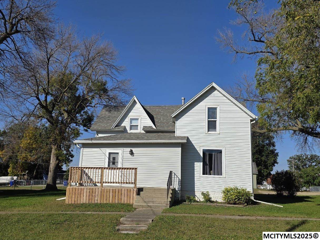 627 2nd St - Photo 1