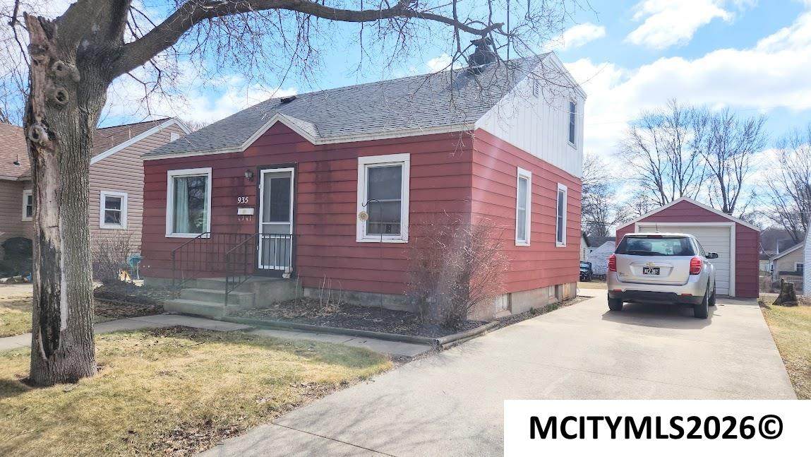 935 11th Ne - Photo 1
