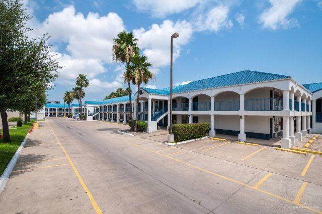 112 Expressway 83 - Photo 1