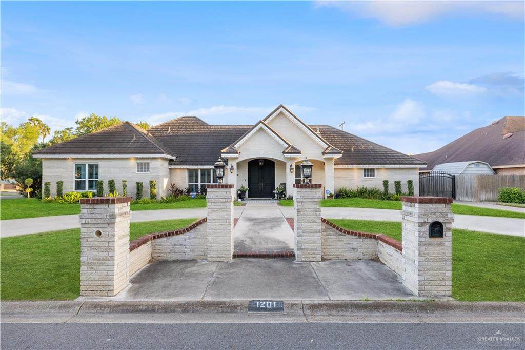 1201 Hibiscus - Photo 1