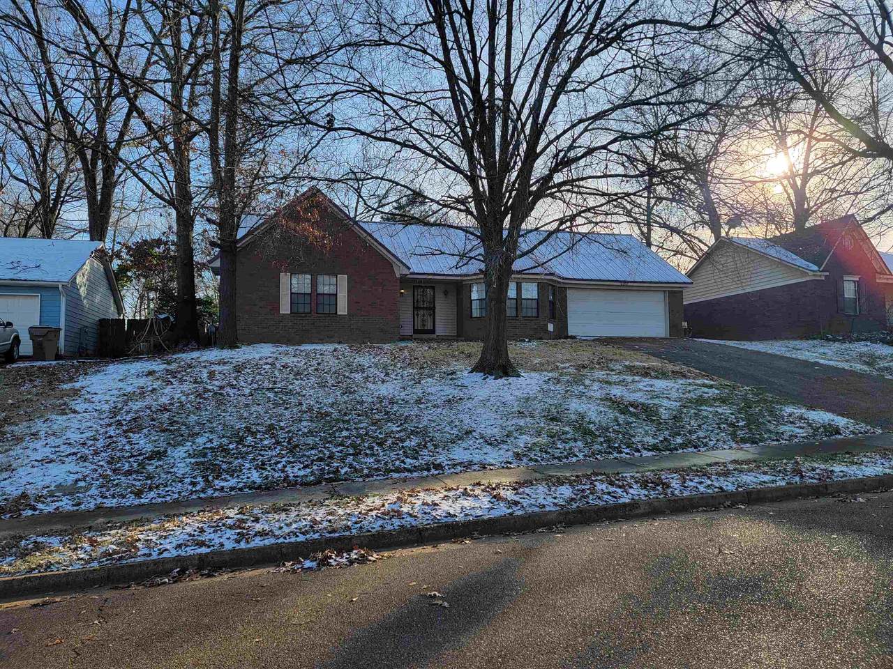 5763 Riverhead Ave - Photo 1