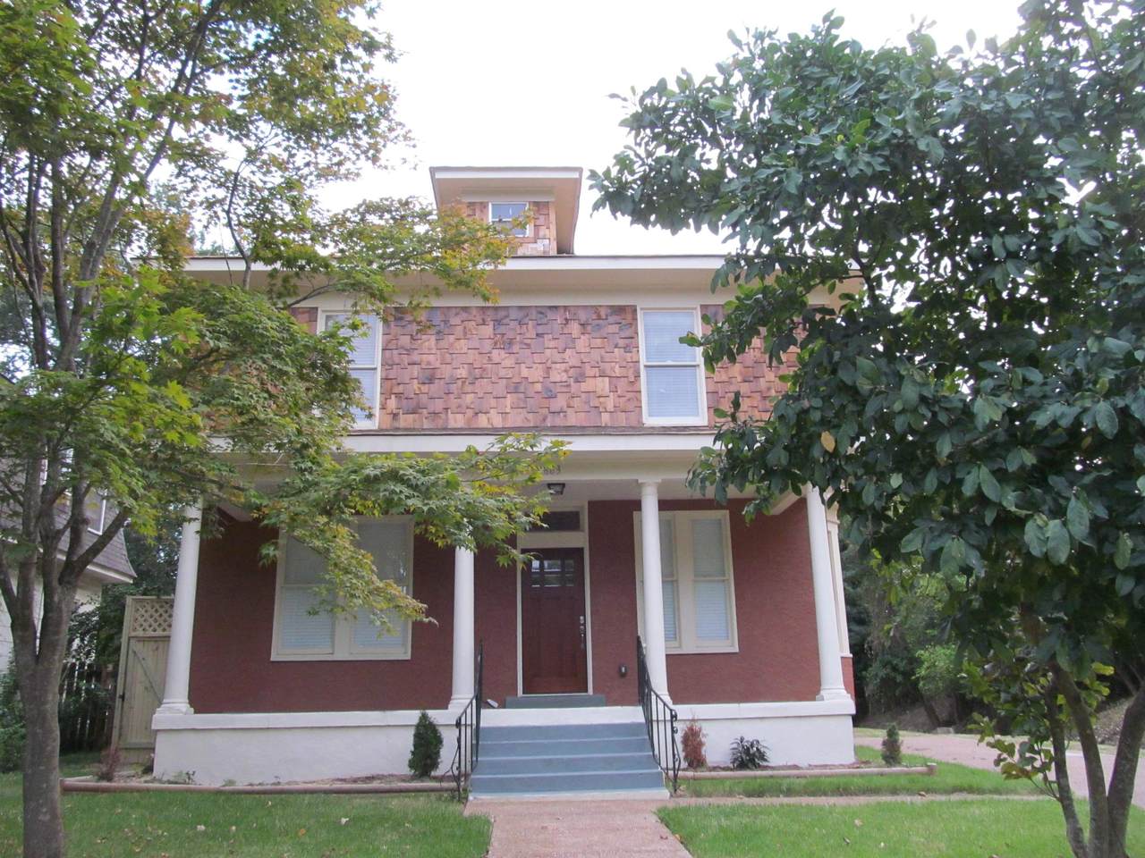 1663 Lawrence Ave - Photo 1