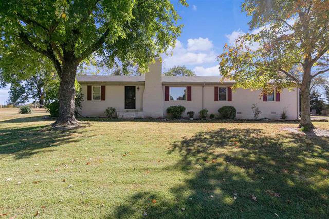 453 Wellwood Rd - Photo 1