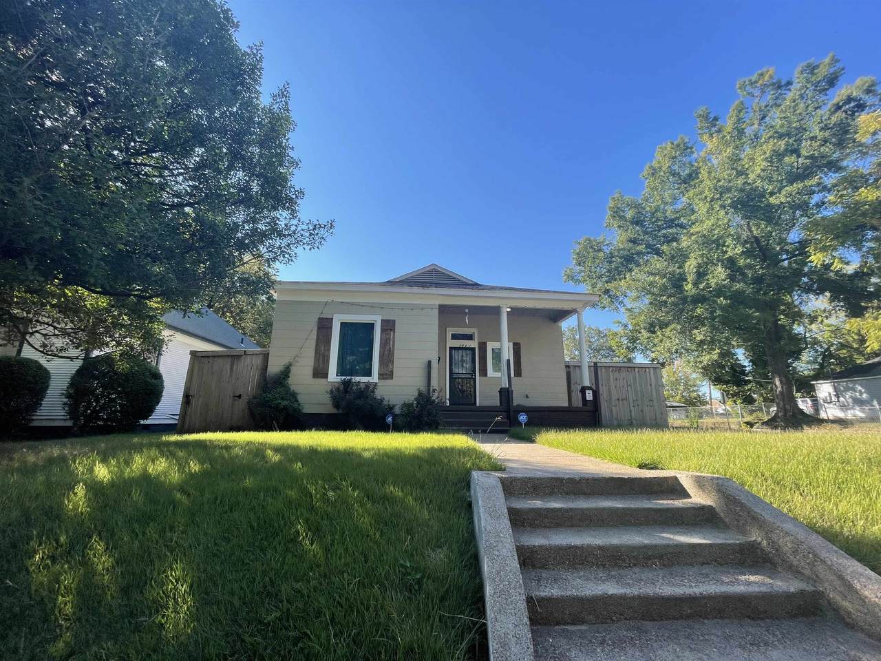 1721 Nelson Ave - Photo 1