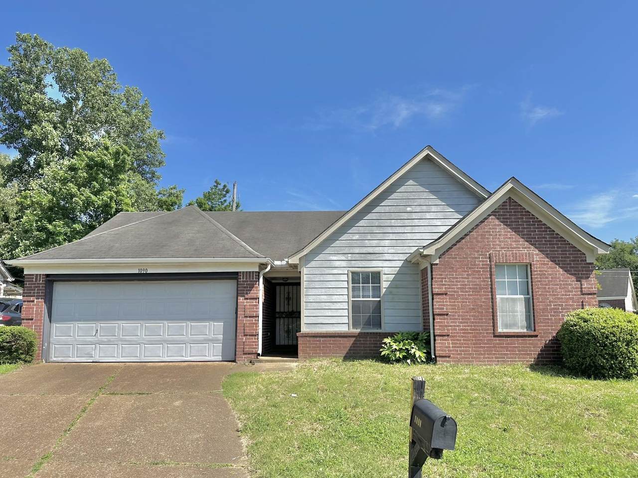 1090 Cambrain Dr - Photo 1
