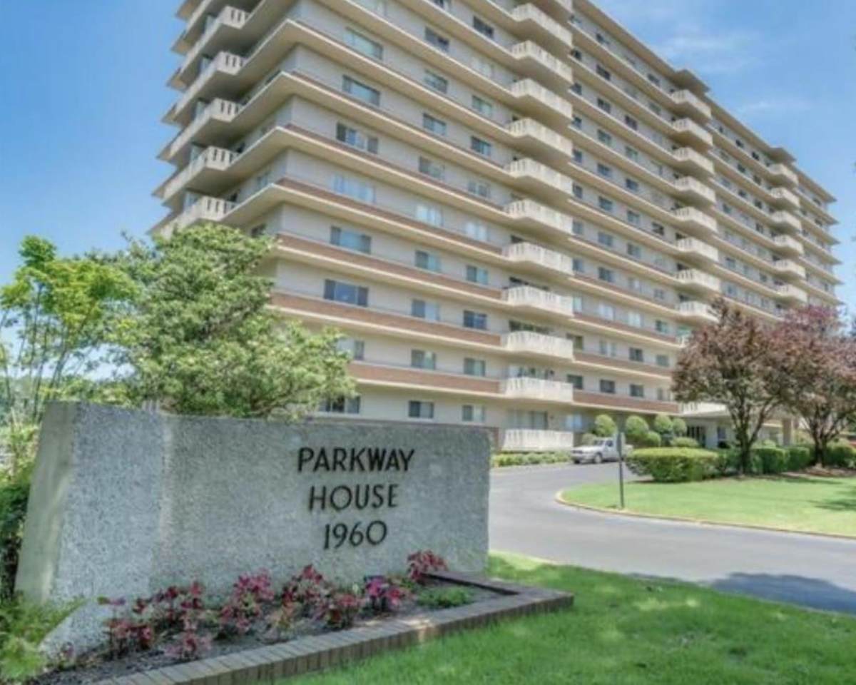 1960 Parkway Ave - Photo 1