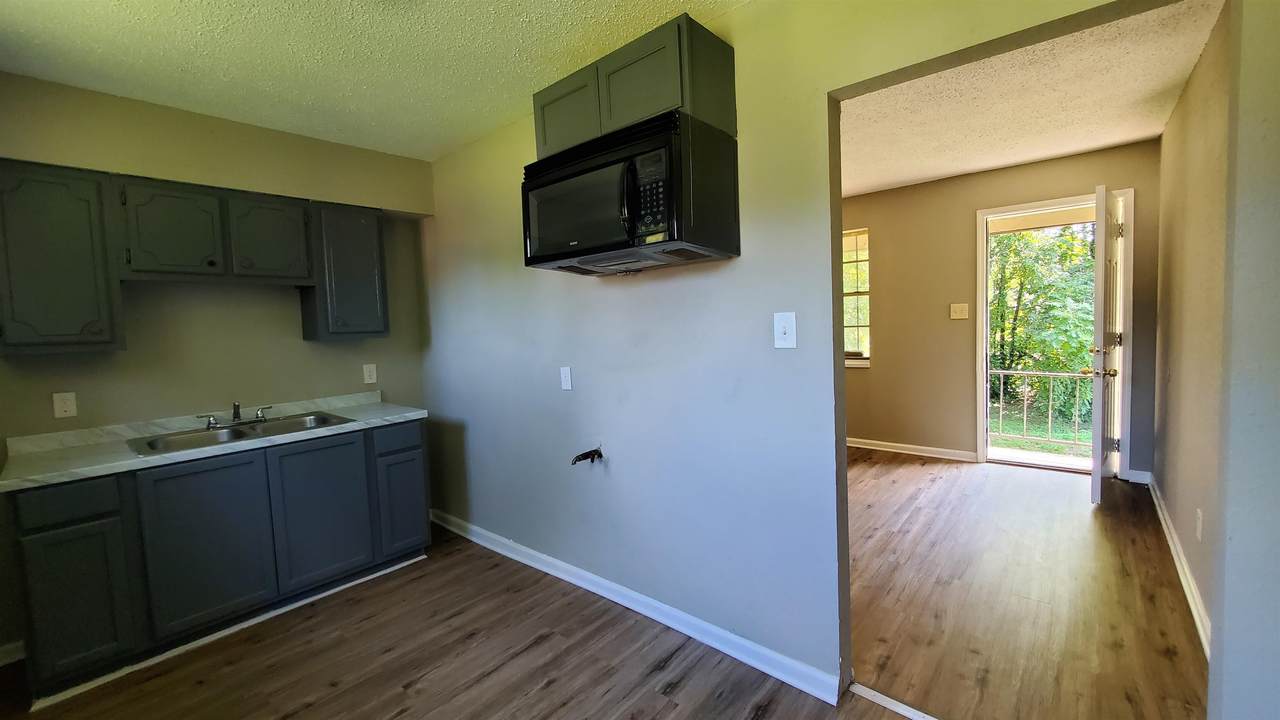 1024 Wellington St - Photo 1