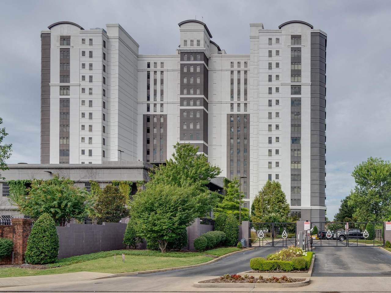 717 Riverside Dr - Photo 1