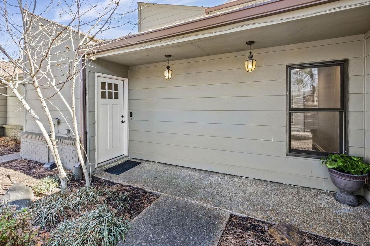 1942 Allenby Rd - Photo 1