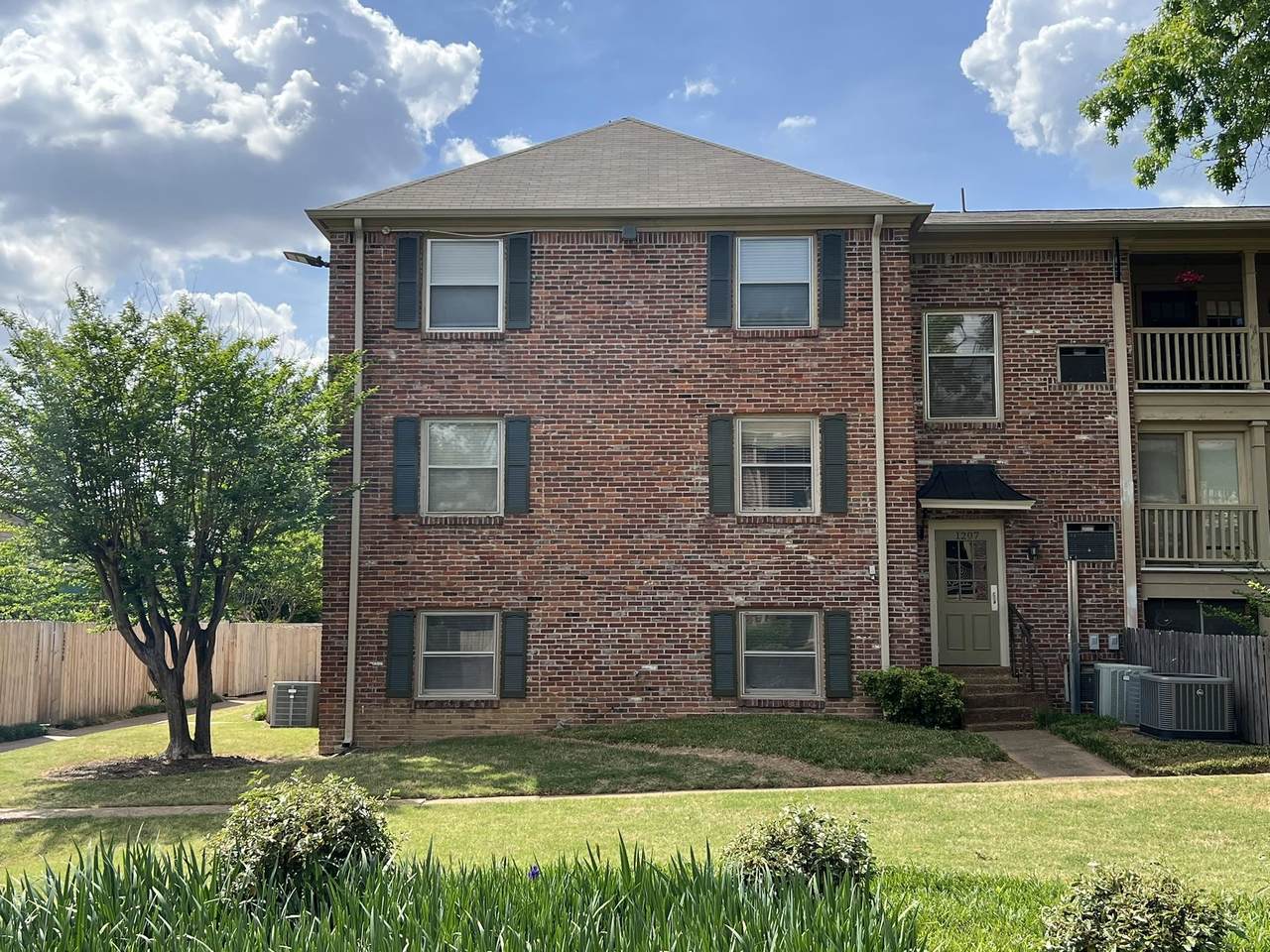 1207 Middle Ct - Photo 1