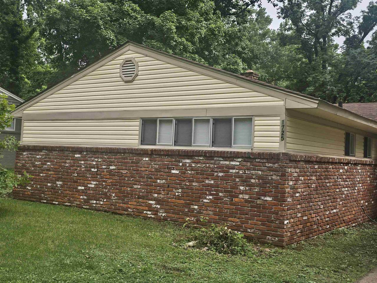 1725 Claire Ave - Photo 1