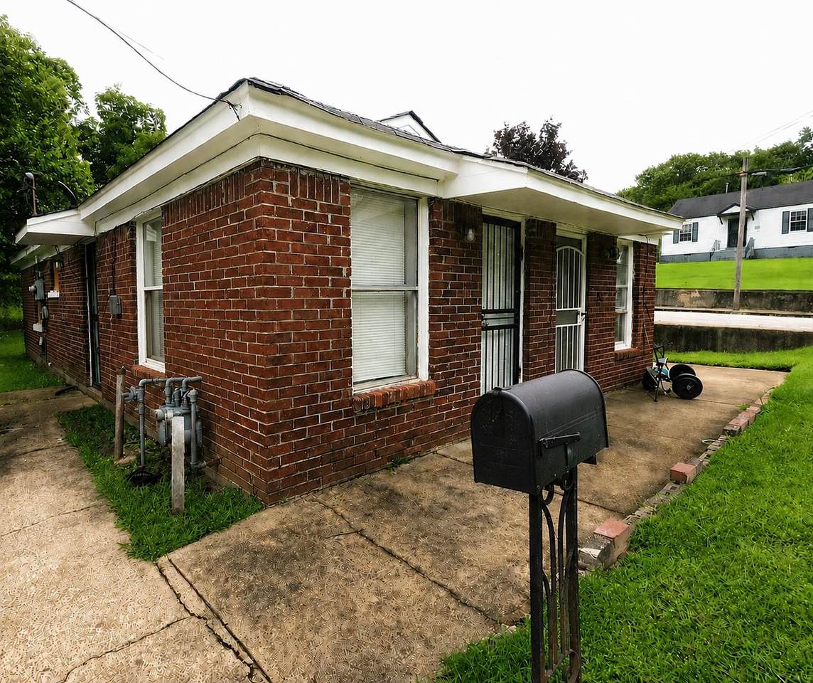 1672 Clancy St - Photo 1