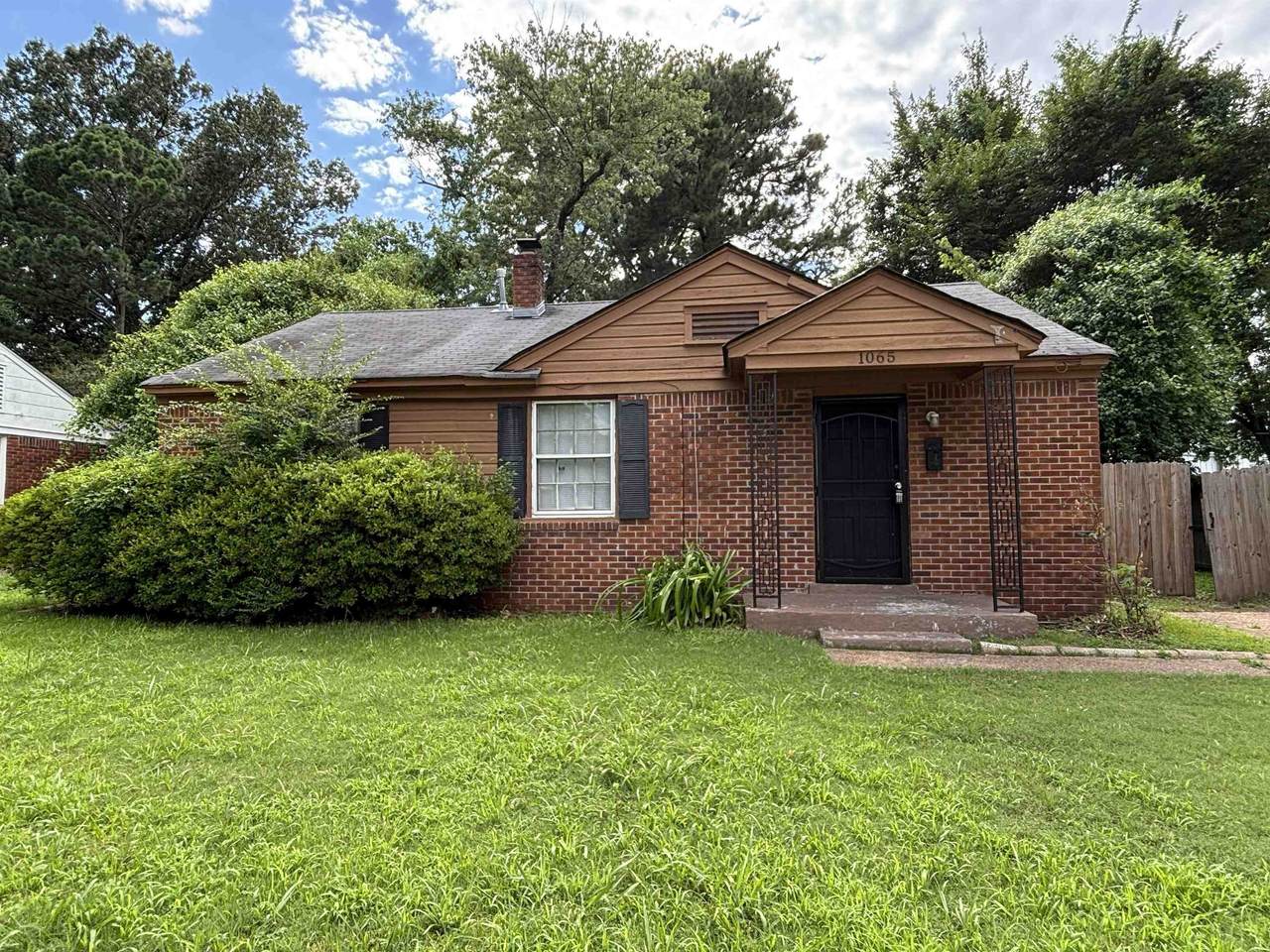 1065 Larry Ln - Photo 1