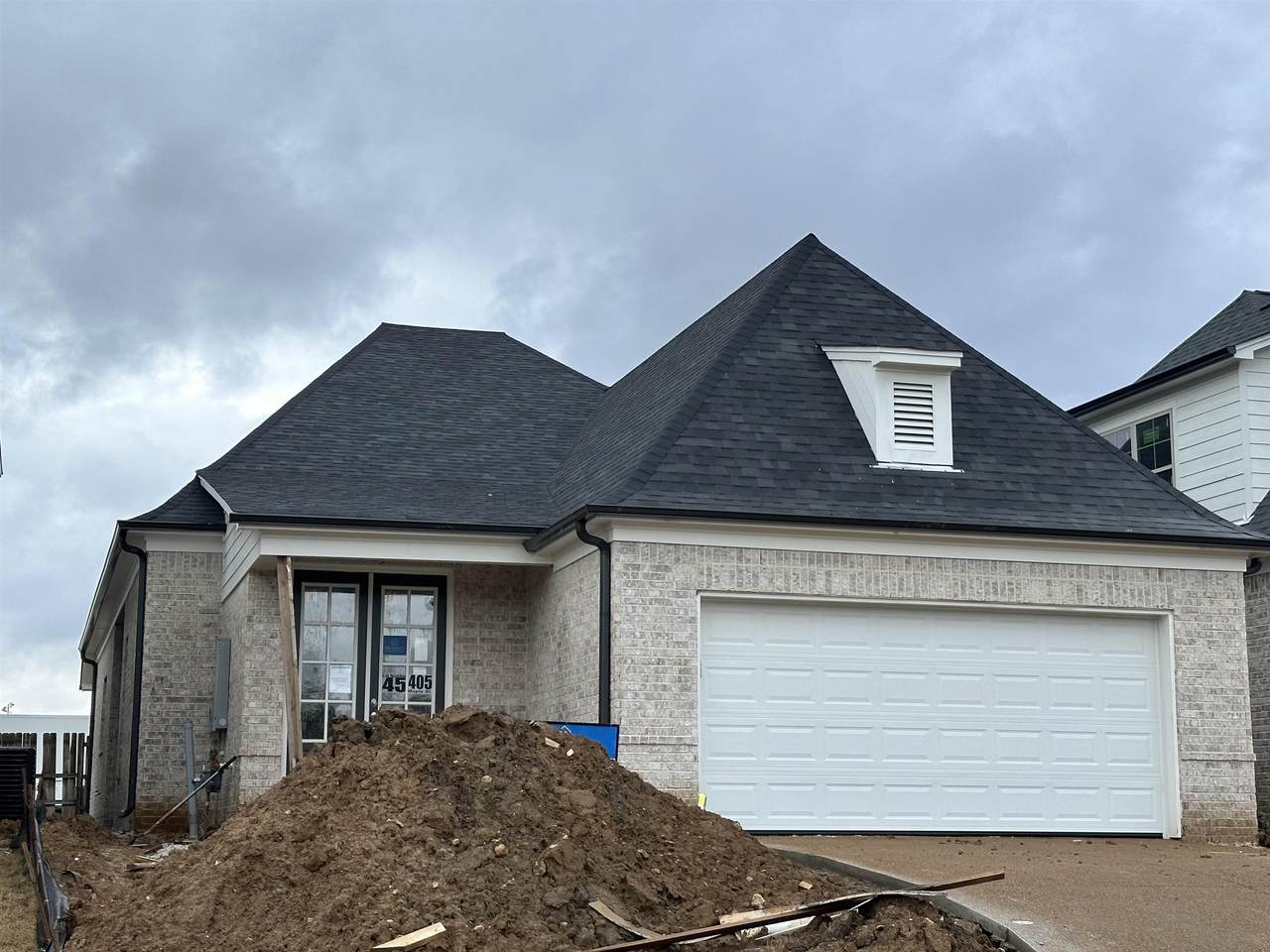 405 Maple St - Photo 1