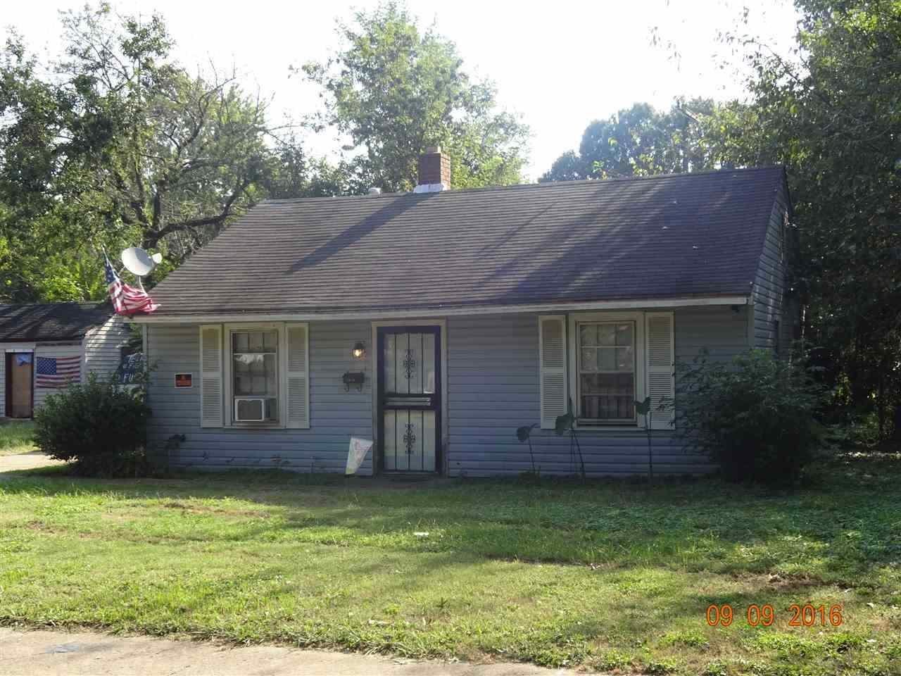 1606 Graham Ave - Photo 1