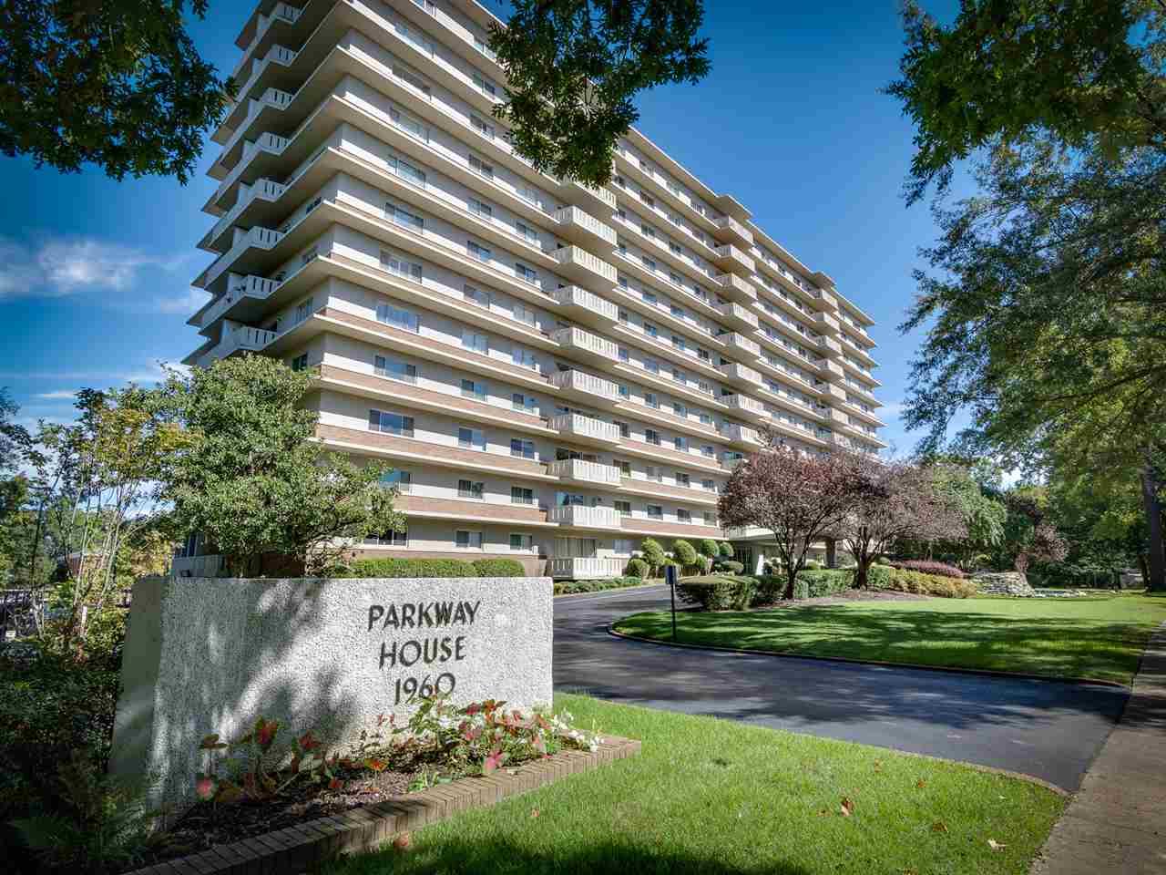 1960 Parkway Ave - Photo 1