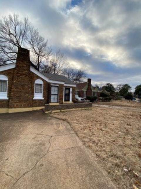 1653 Jackson Ave - Photo 1