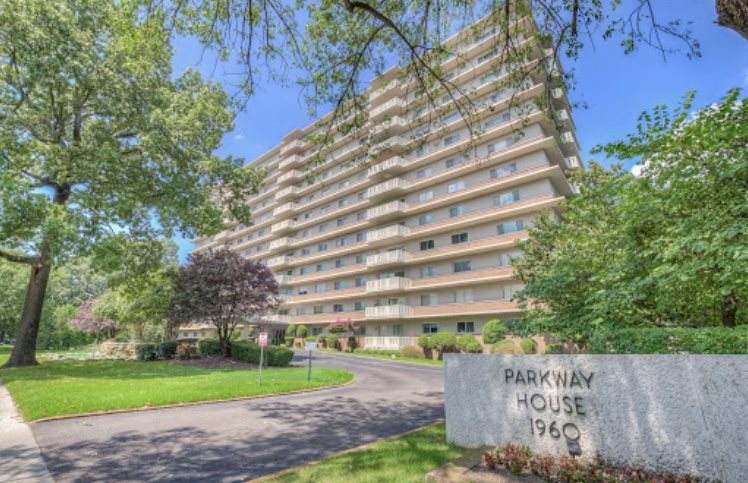 1960 Parkway Ave - Photo 1