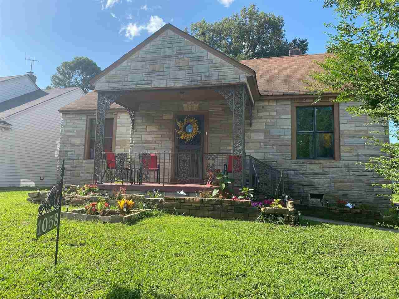 1058 Rosewood Ave - Photo 1