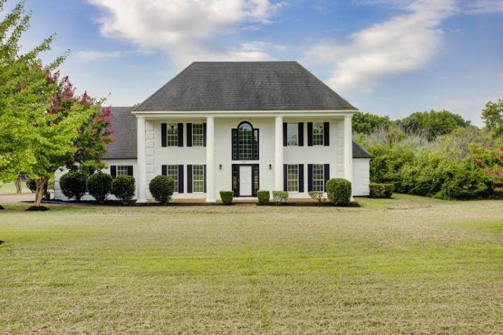 8205 Hunter Creek Dr - Photo 1