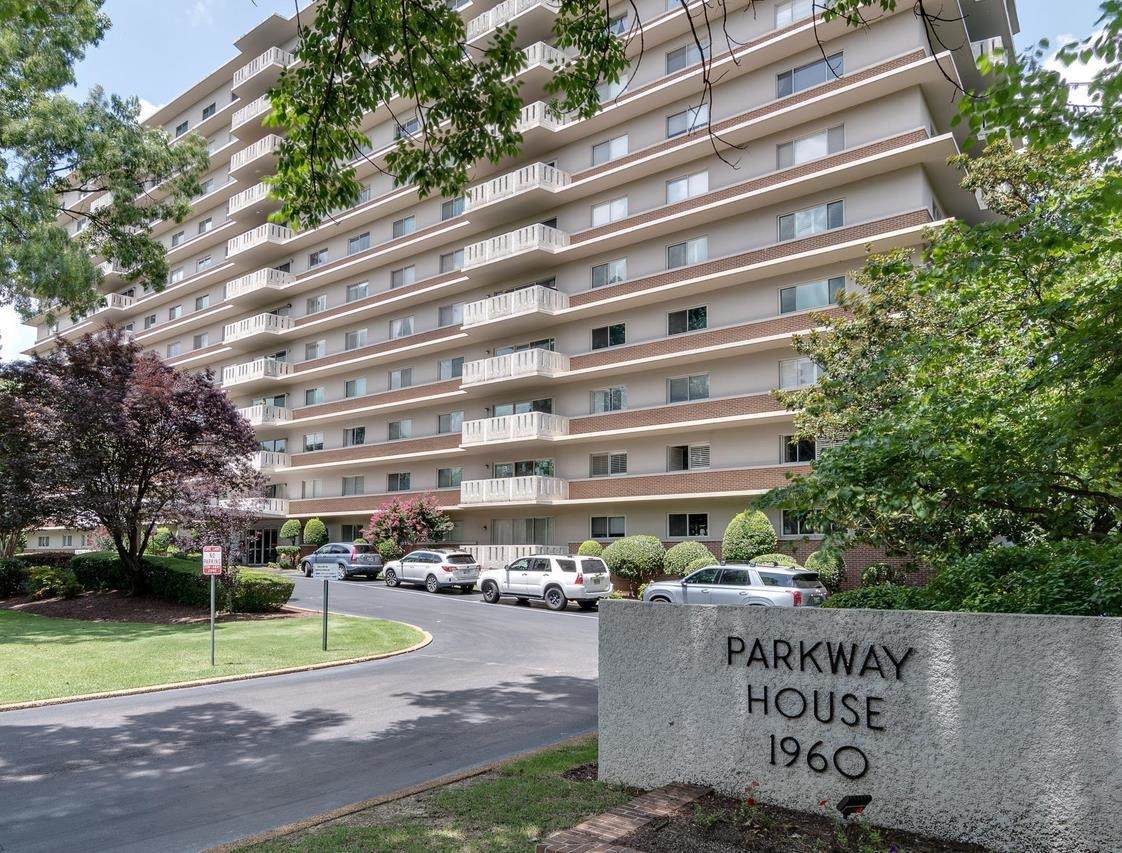 1960 Parkway Ave - Photo 1