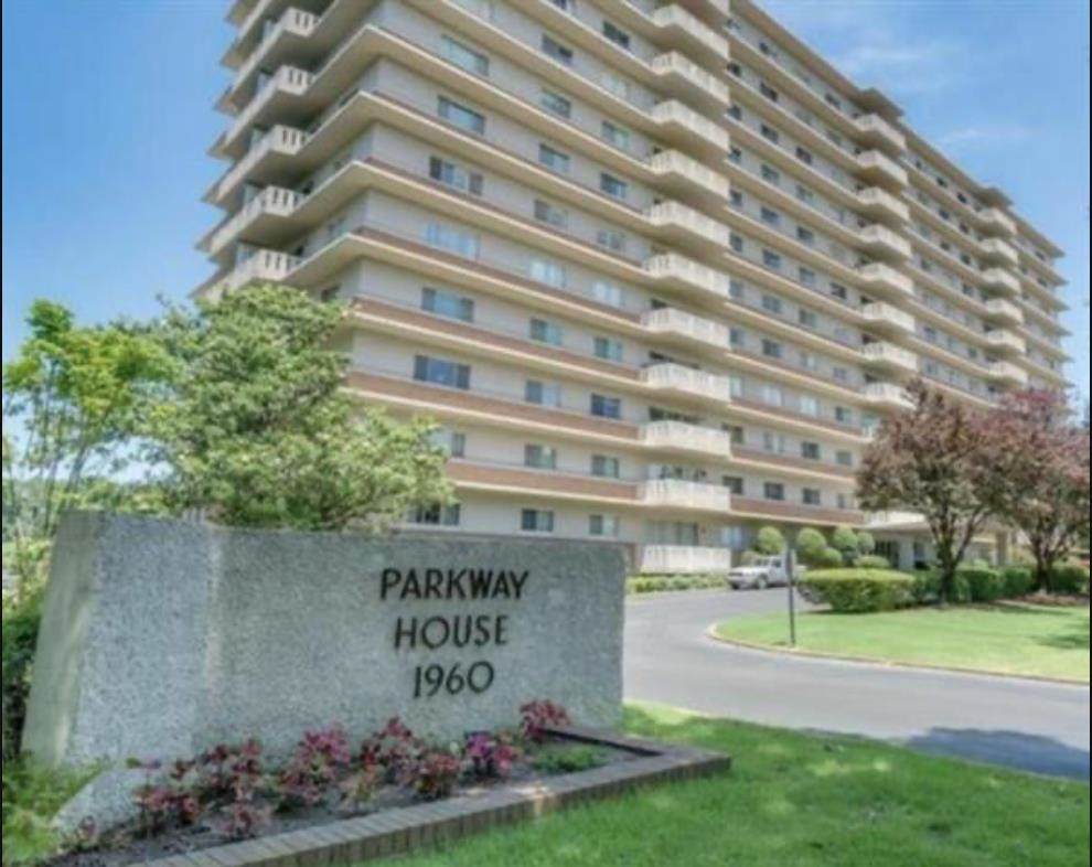 1960 Parkway Ave - Photo 1