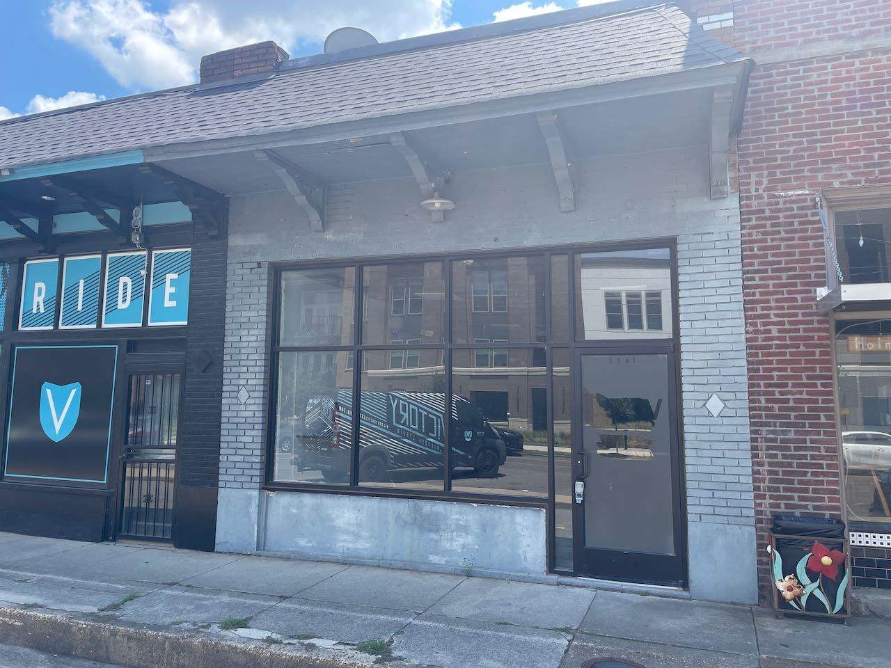 2543 Broad Ave - Photo 1