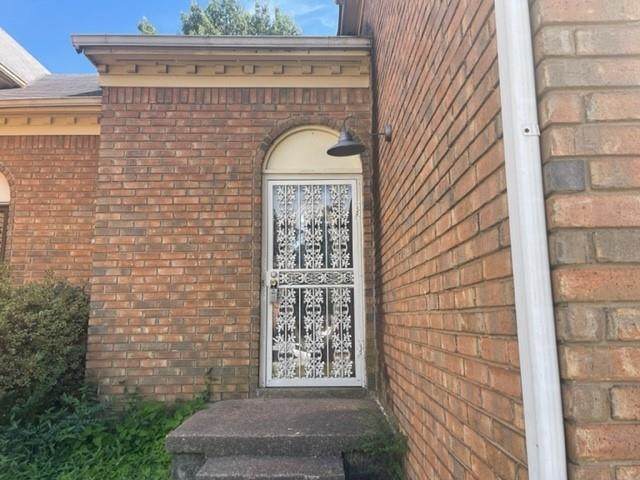 5843 Ridgehill Dr - Photo 1