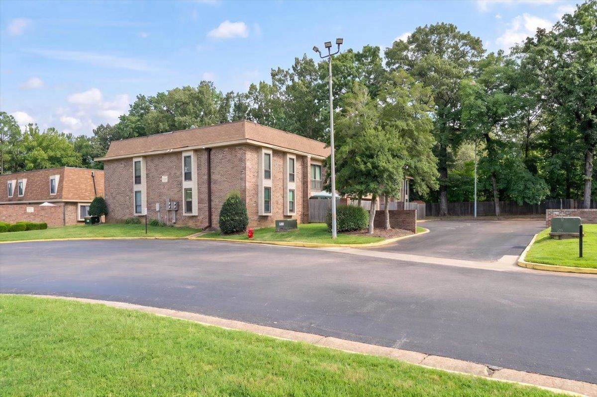6633 Poplar Woods Cir - Photo 1