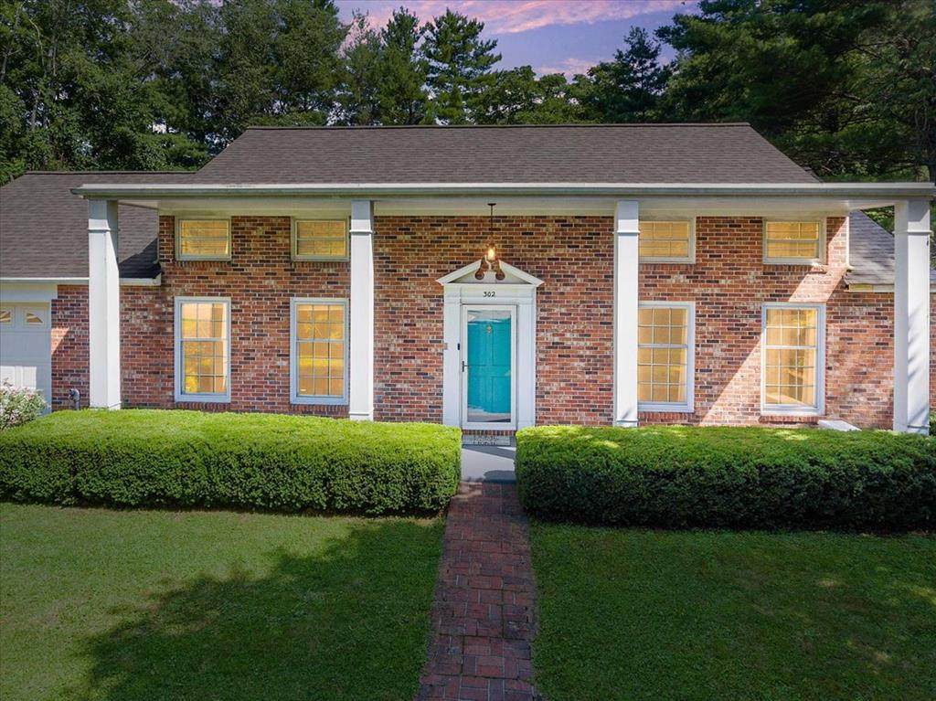 302 Hawthorn St - Photo 1
