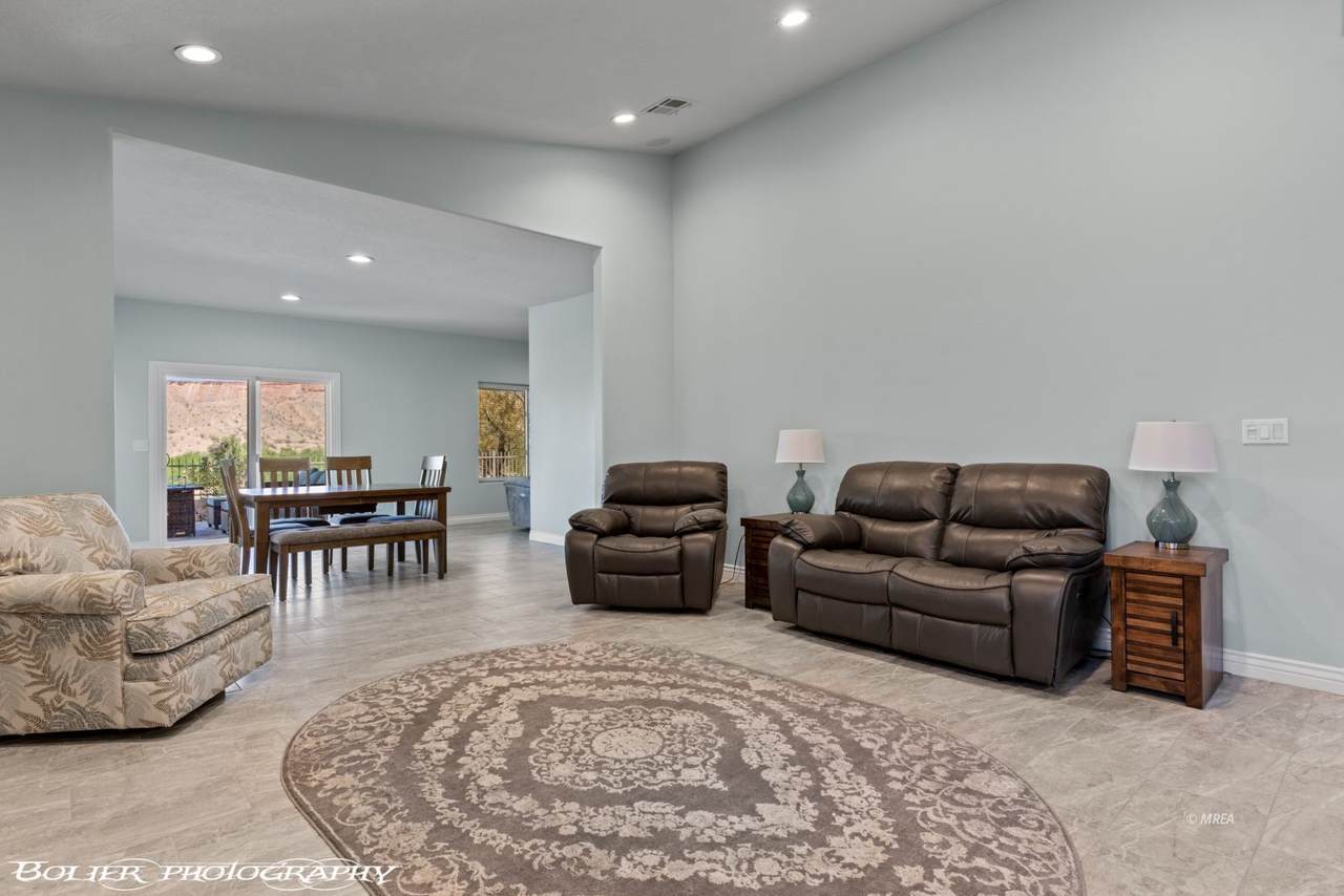 483 Woods Ct - Photo 1
