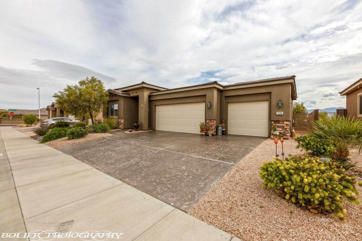 1370 Lexington Ln - Photo 1