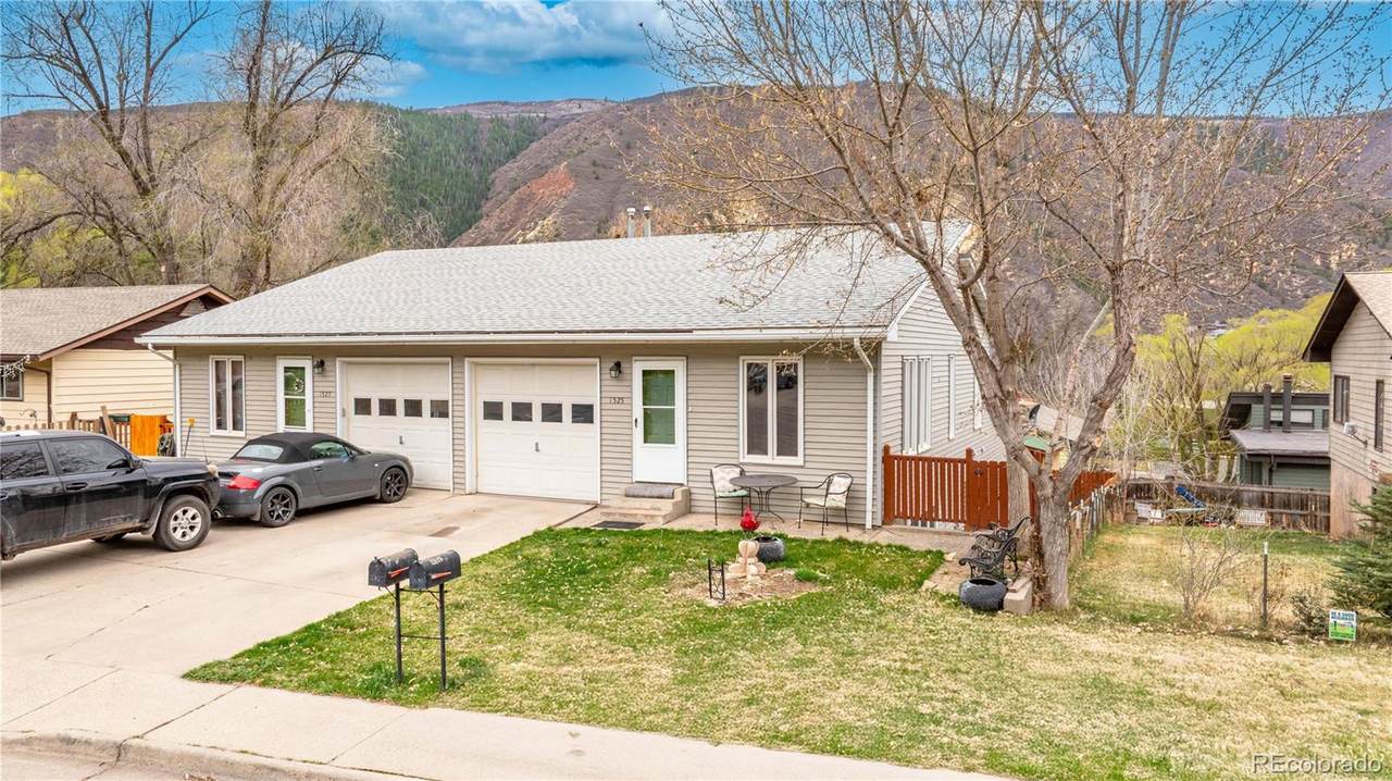 1525 Bennett Avenue - Photo 1