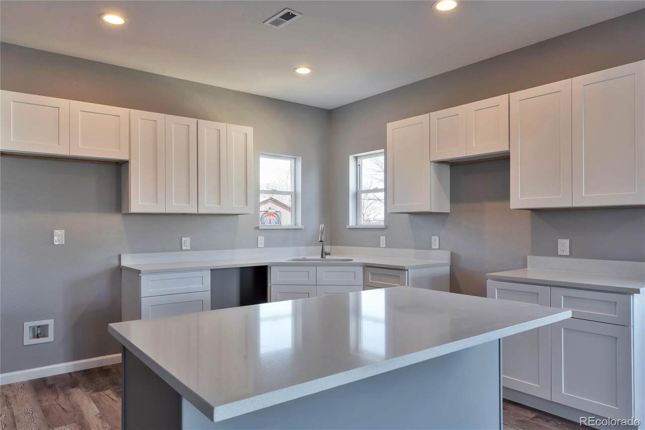 1935 Oakland Street - Photo 1