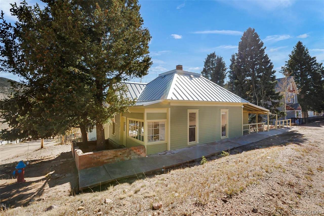418 Spicer Avenue - Photo 1