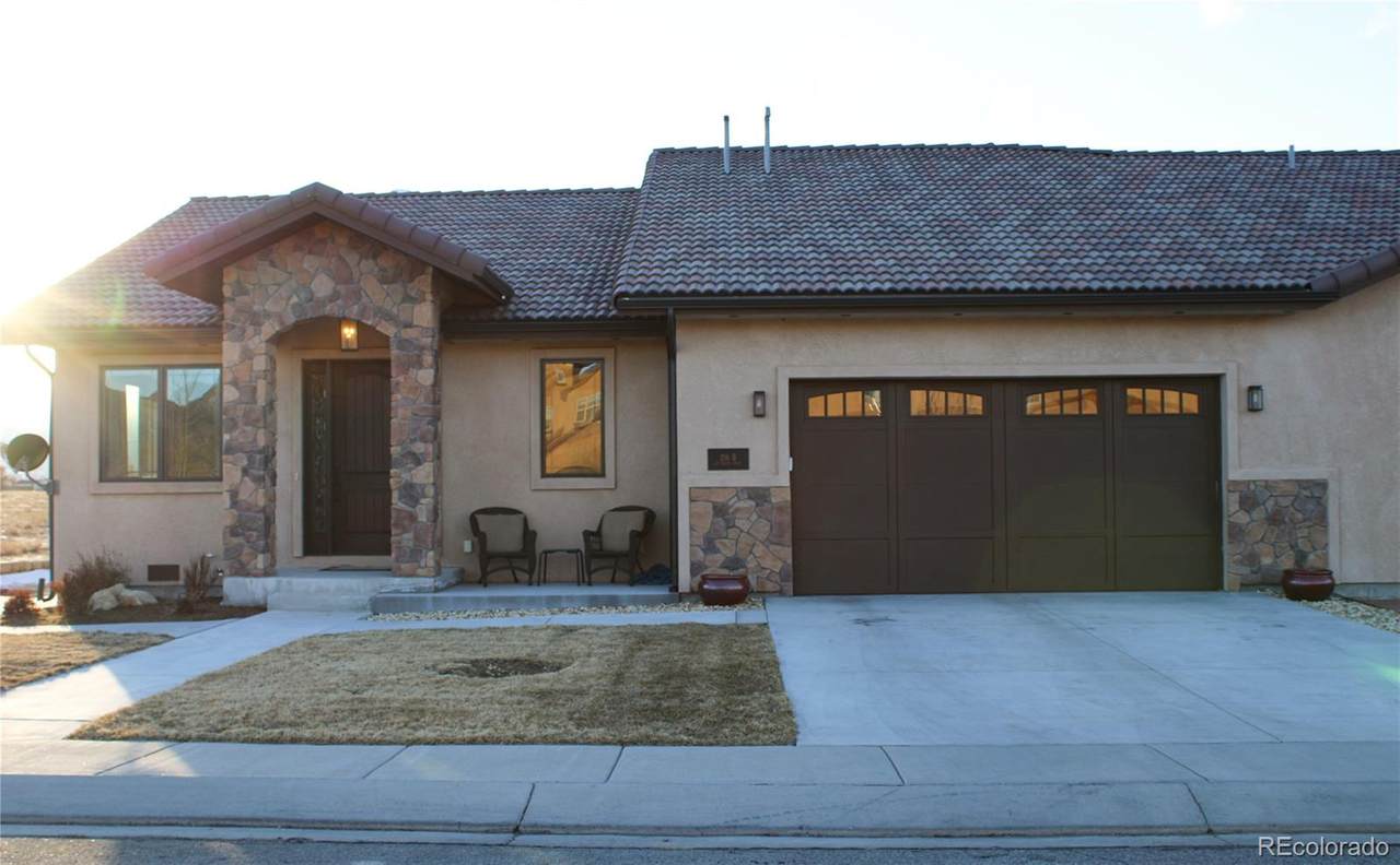 216 Cottonwood Circle - Photo 1