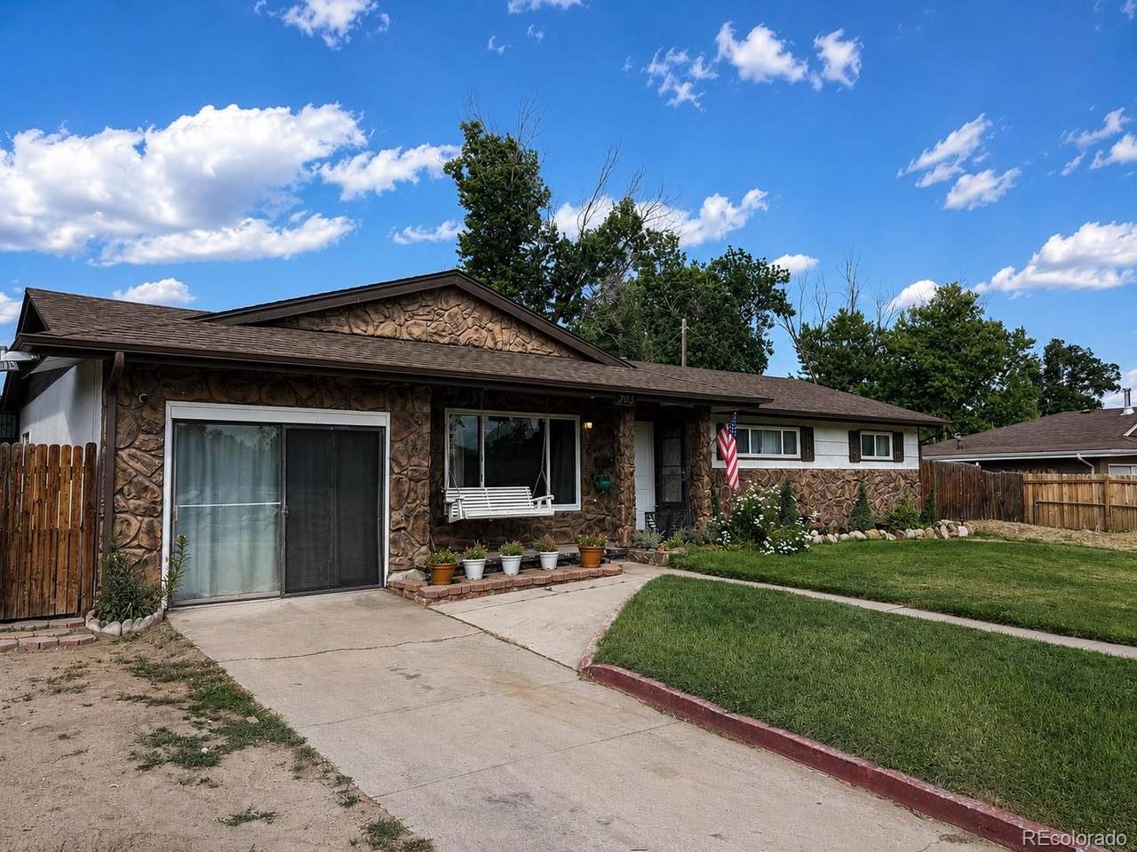 905 Hallam Avenue - Photo 1