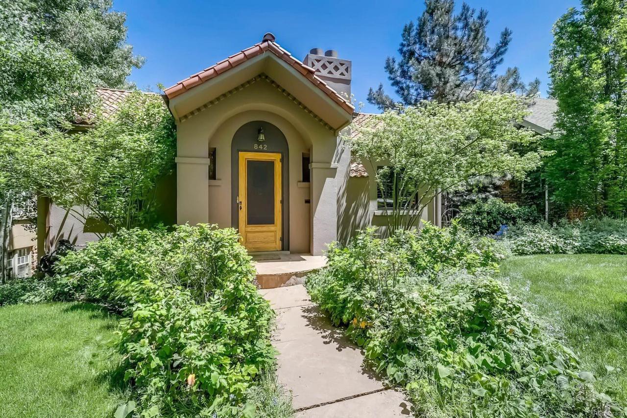 842 13 Street - Photo 1