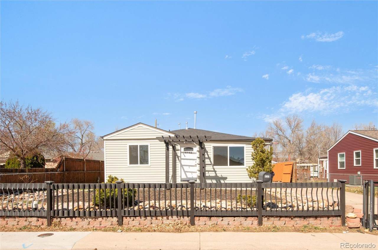 4385 Dakota Avenue - Photo 1