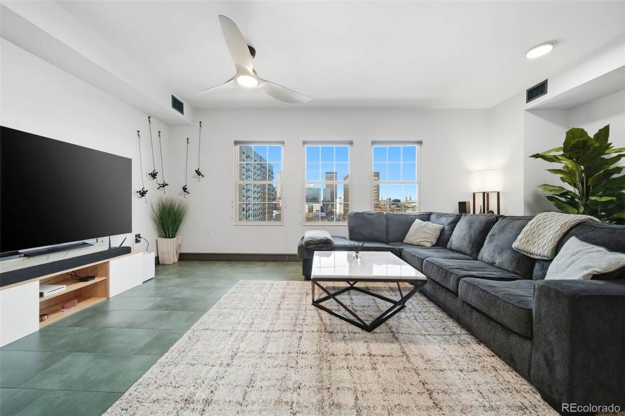 975 Lincoln Street - Photo 1