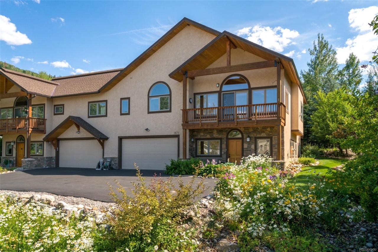 1875 Hunters Drive - Photo 1