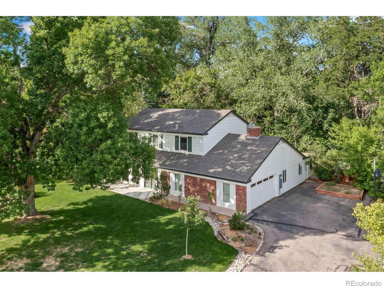 1120 Lindenwood Drive - Photo 1