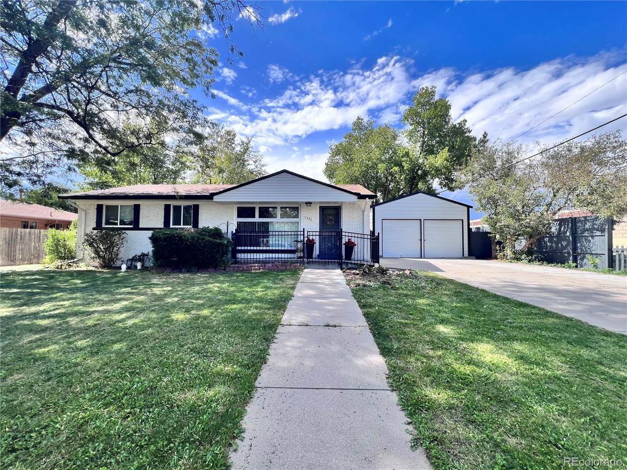 555 Everett Street - Photo 1