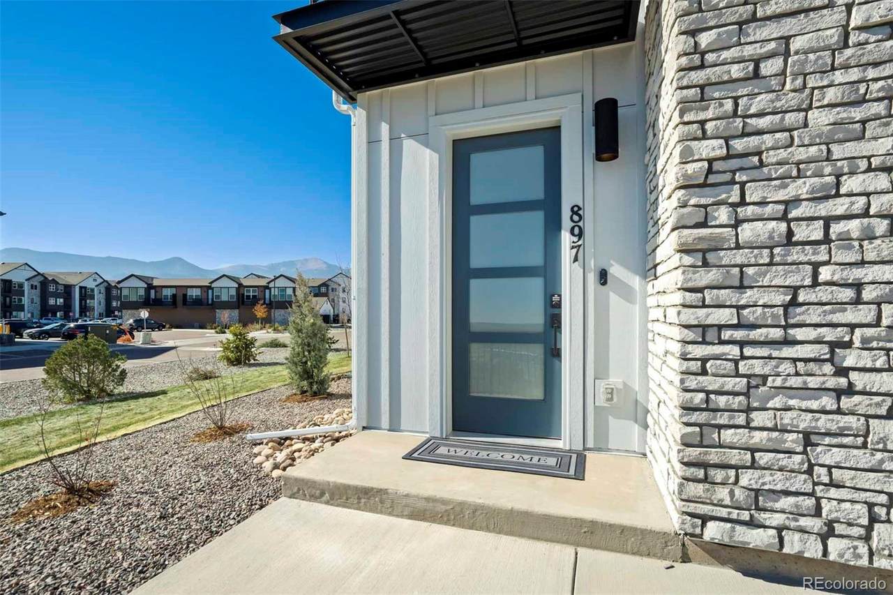 897 Beckton Heights - Photo 1