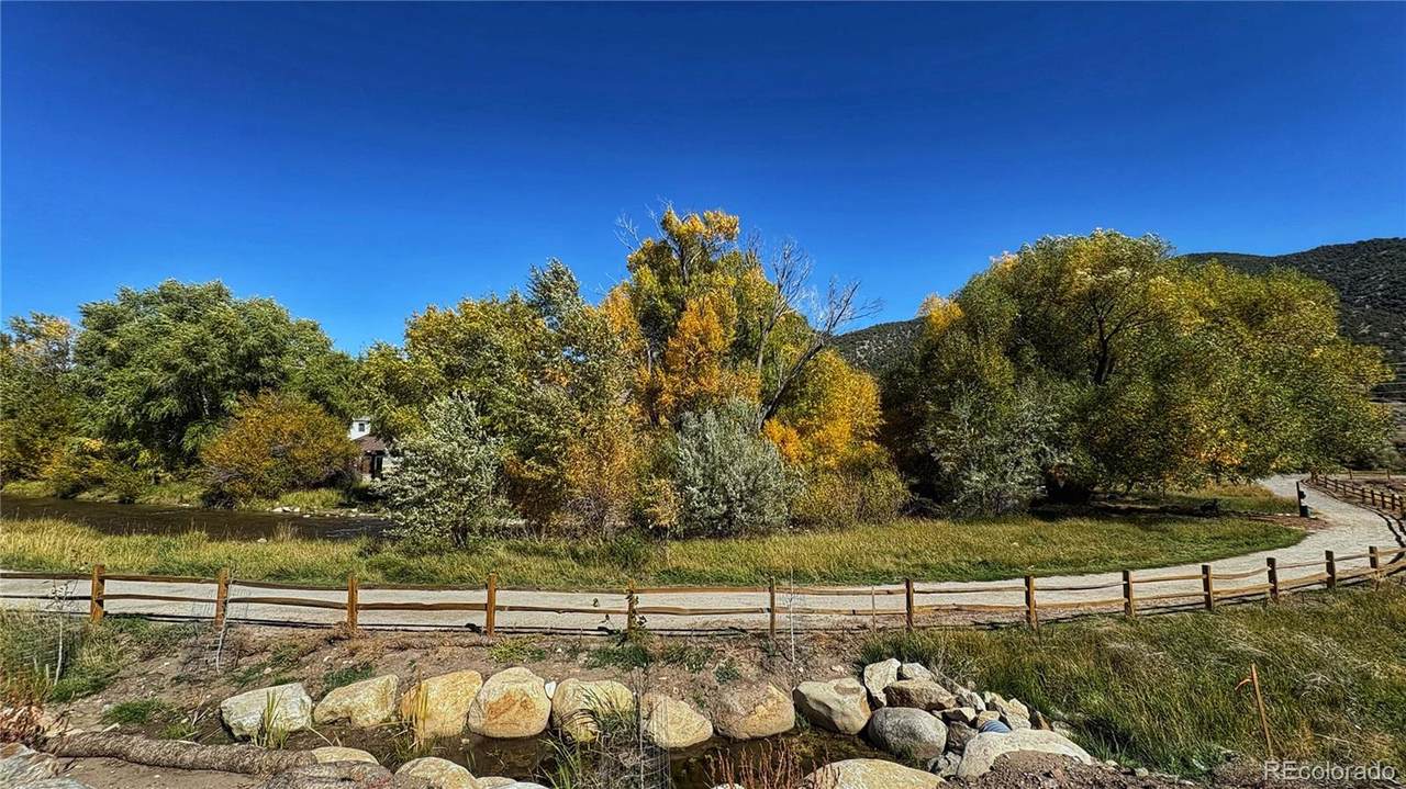 306 Southside Loop - Photo 1