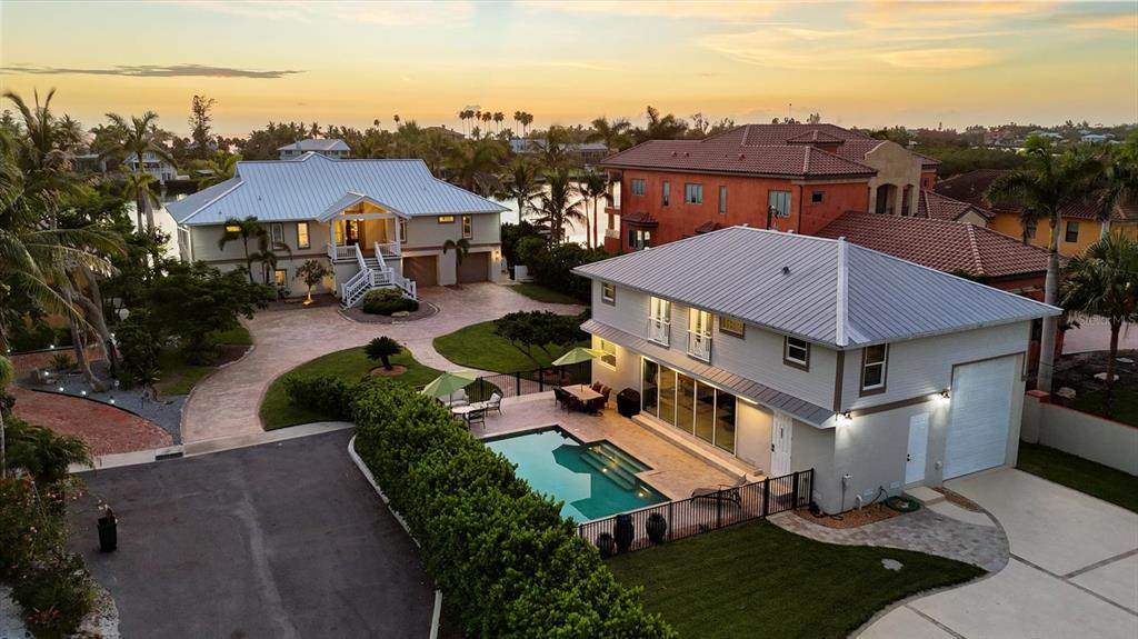 559 Bob Hope Drive - Photo 1