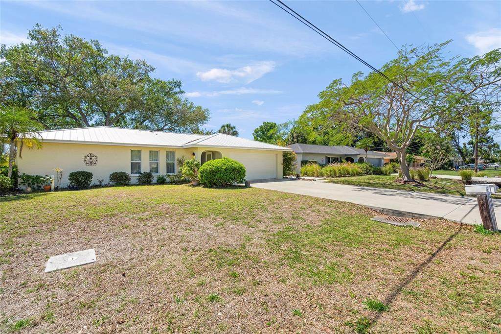 4662 Beacon Drive - Photo 1