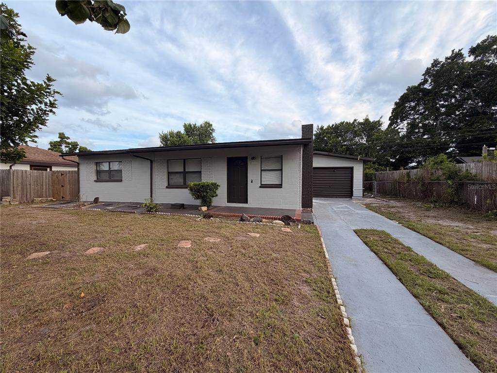 1905 Roslyn Avenue - Photo 1