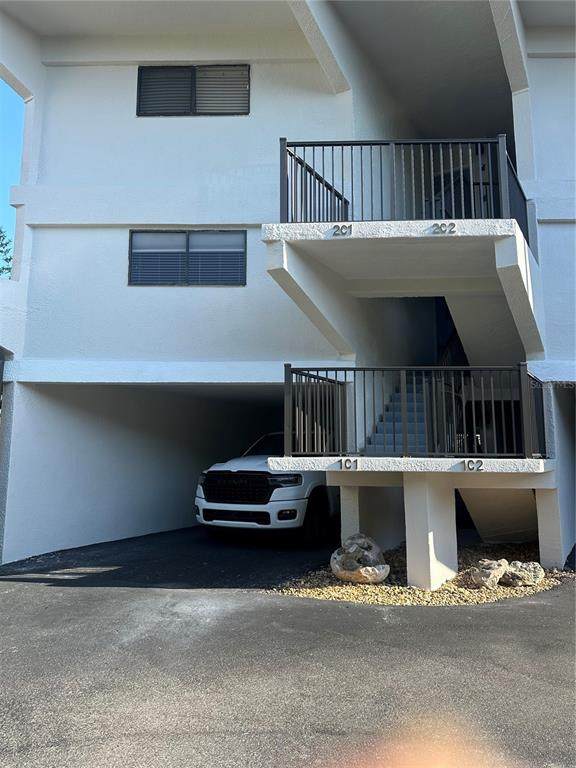 520 Peninsula Avenue - Photo 1