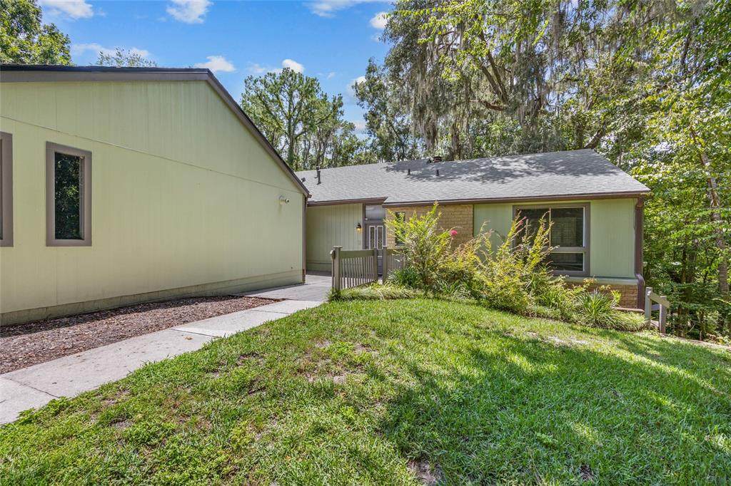 1633 19TH Circle - Photo 1